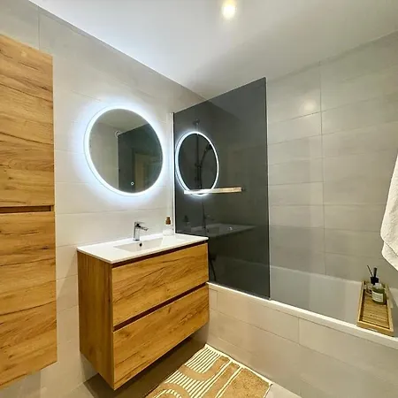 Beautiful 3-bedroom - Walking Distance To Beaches - Swimming Pool - Parking *